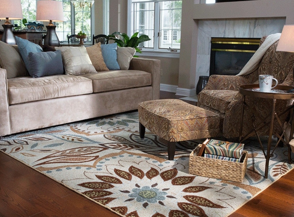 Vakre mønstre på teppet foran sofaen