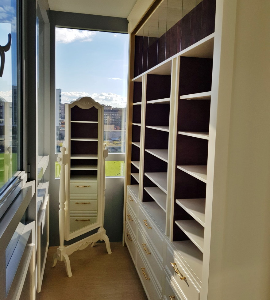 Umeblowanie garderoby na wąskim balkonie