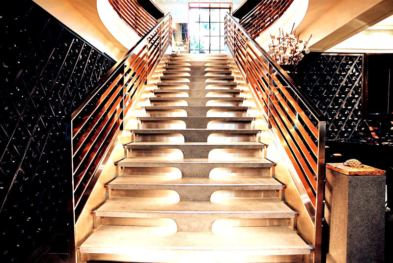 Un exemple frappant de cette conception: un escalier de marche ordinaire avec éclairage devient une décoration de la pièce