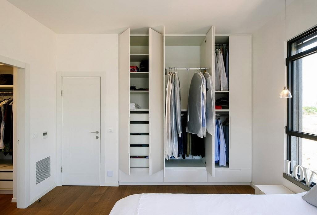 Innebygd garderobe i garderobe med hengslede dører