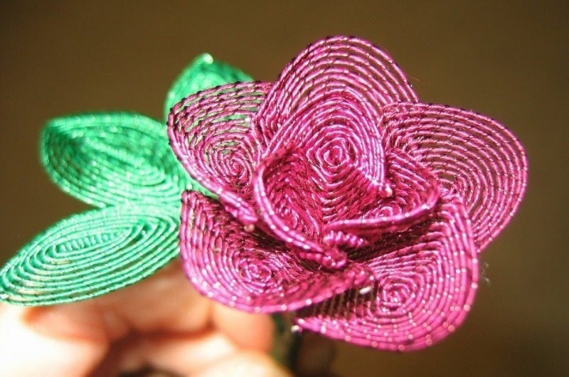 Nádherné ruže s vlastnými rukami: 7 materiálov, z ktorých si môžete vyrobiť „kráľovnú kvetov“ na ozdobu svojho domova