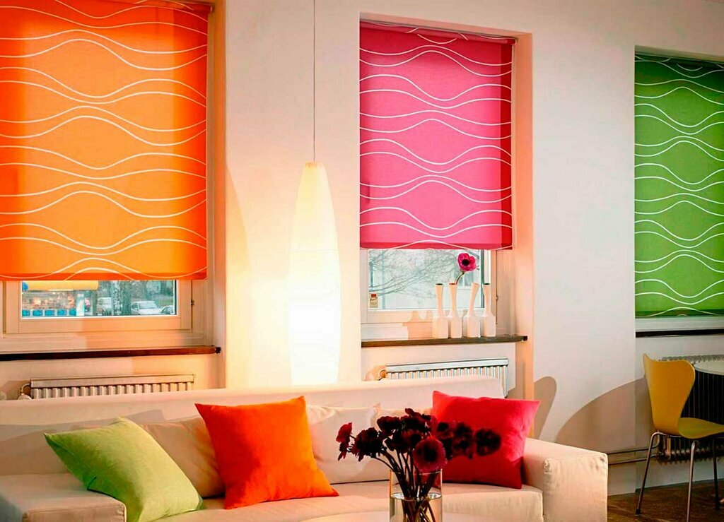 Okenní dekorace v obývacím pokoji s roletami