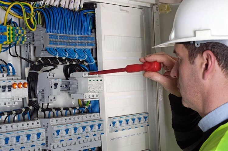 Passen Sie auf sich auf, wenn Sie mit elektrischen Leitungen arbeiten: Diese Tätigkeit kann tragisch sein
