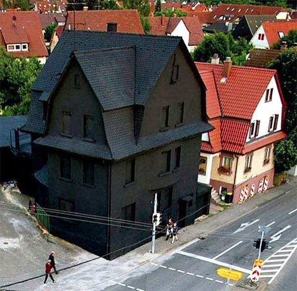Oprindeligt drømte Vlad om at bo i et hus, der stilmæssigt minder om grev Draculas slot, og bestilte endda en skitse, men det lykkedes ikke at omsætte det til virkelighed