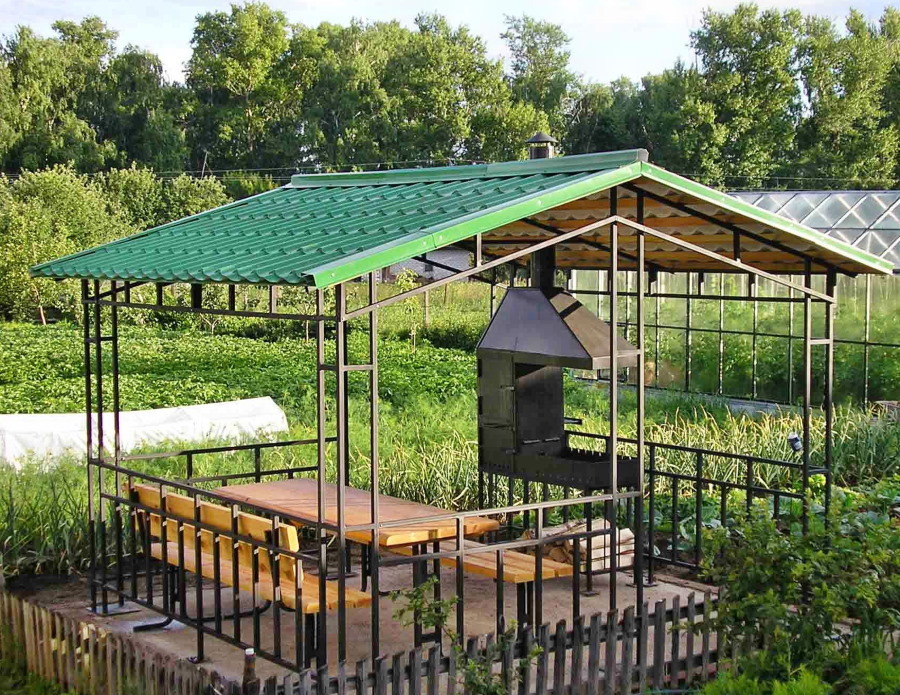 Gazebo de jardim com telhado de metal