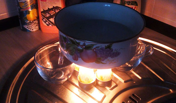 Algumas velas comuns podem não adicionar romance, mas a sopa não esquentará pior do que um micro-ondas