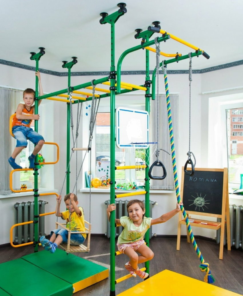 Habitación infantil para tres con rincón deportivo