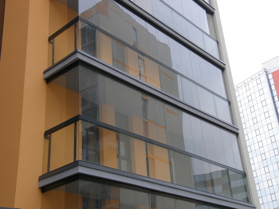 Long balcon avec fenêtres sans cadre