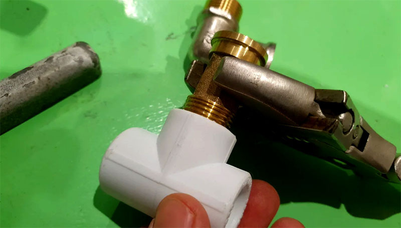 The cold method can be used to cut threads on polypropylene tees and couplings
