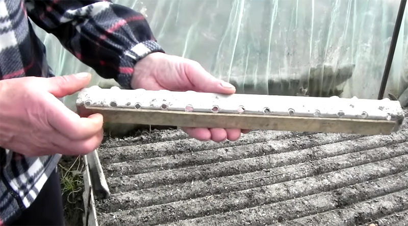 Tavallinen alumiininen kulma, jonka reunaan porataan reikiä 4 cm välein