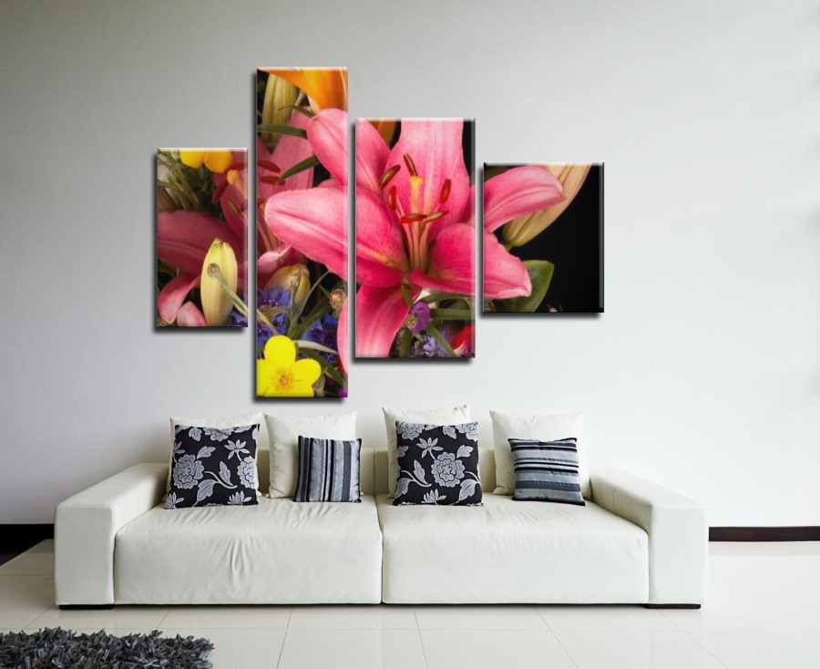 Kukka modulaarisia maalauksia valoisassa olohuoneessa