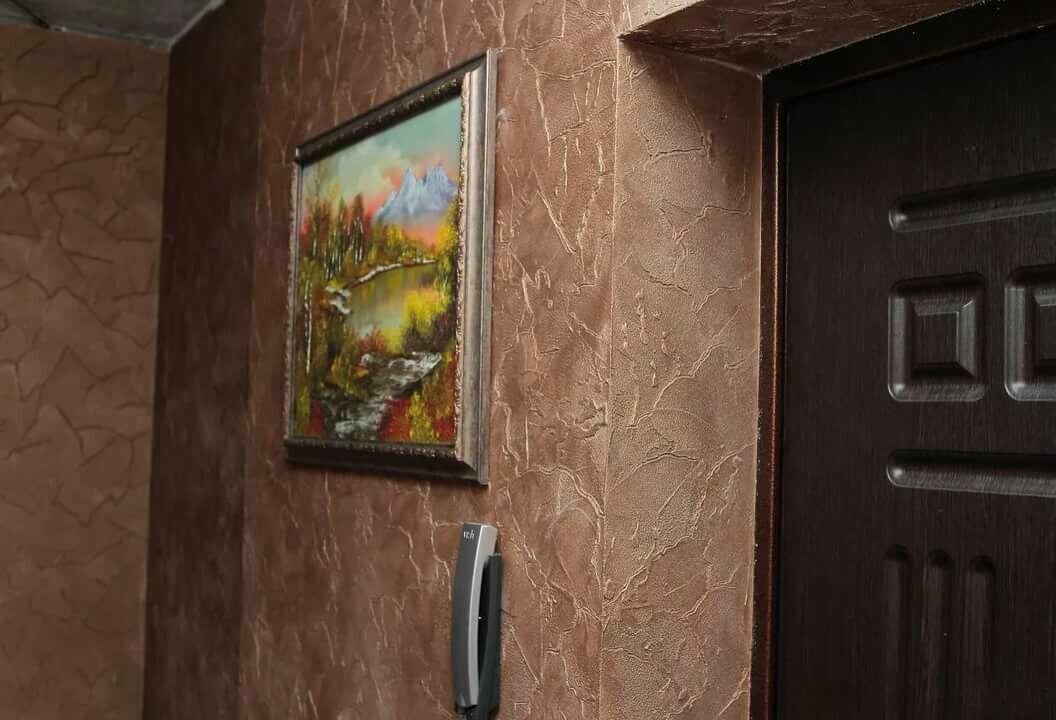 Foto af vægdekoration i gangen med venetiansk gips