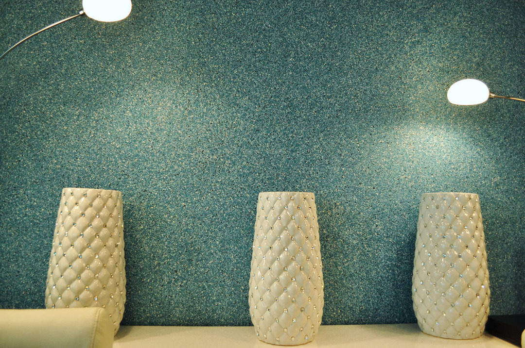 Modrá tekutá tapeta v interiéri