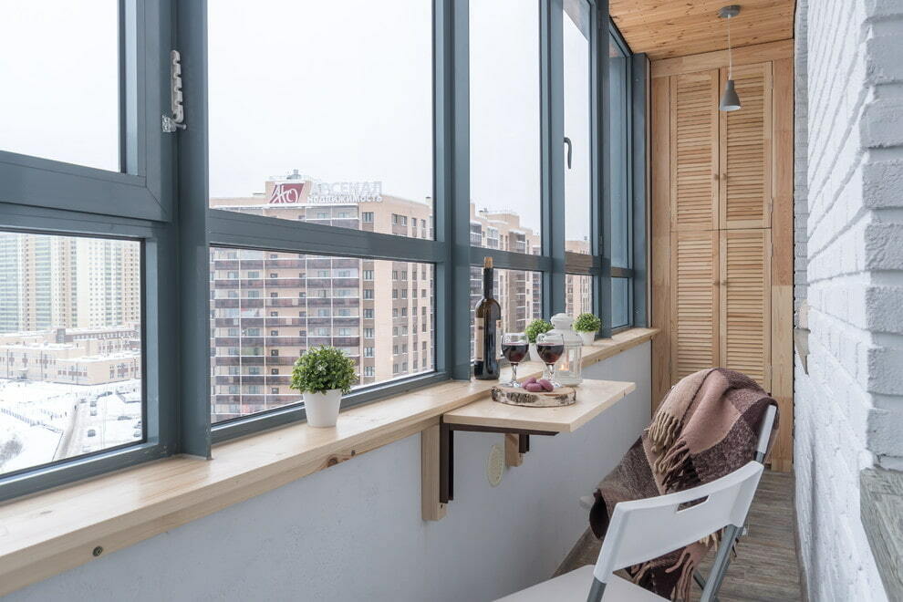 Viseča miza na balkonu s sivimi okvirji