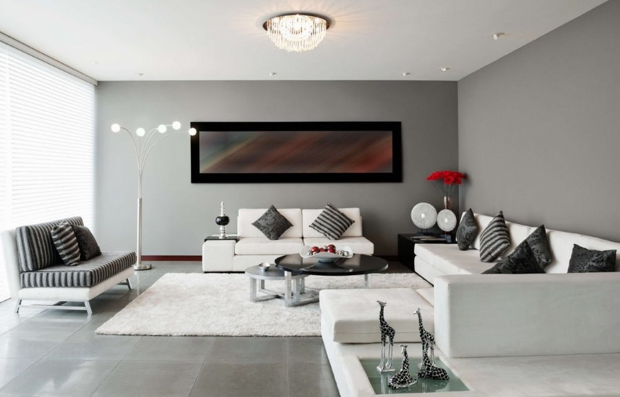 Hvite møbler i en grå stue i minimalistisk stil