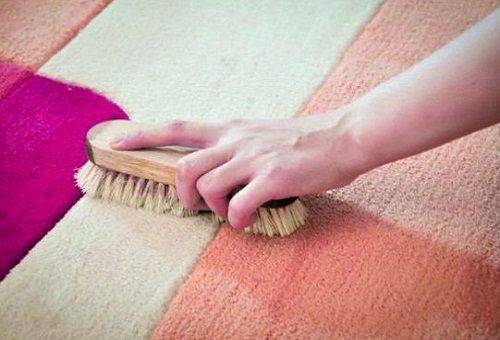 Kako ukloniti vosak s tepiha: dostupni folk lijekovi