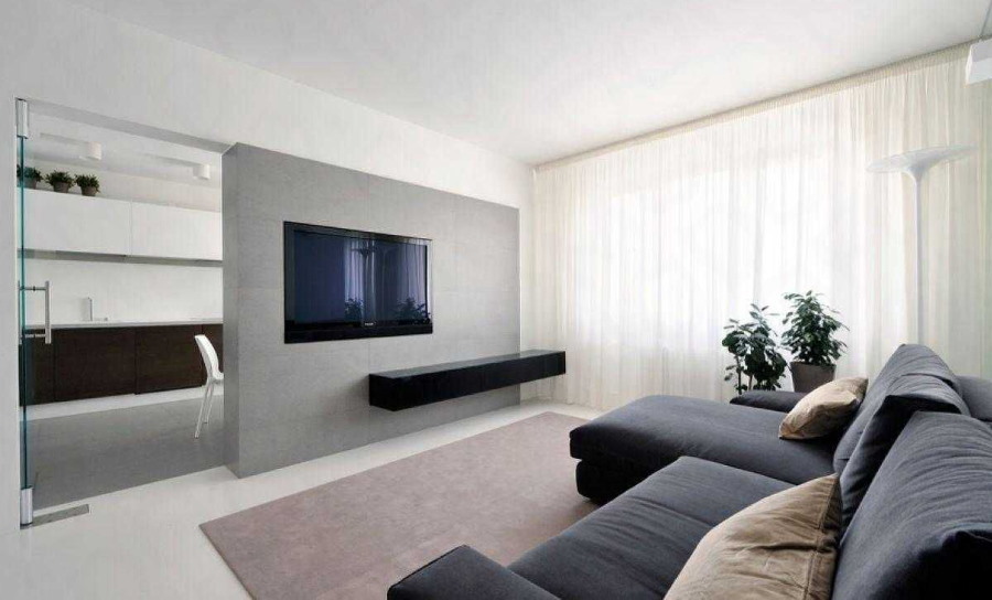 Decoración lacónica del apartamento al estilo del minimalismo.