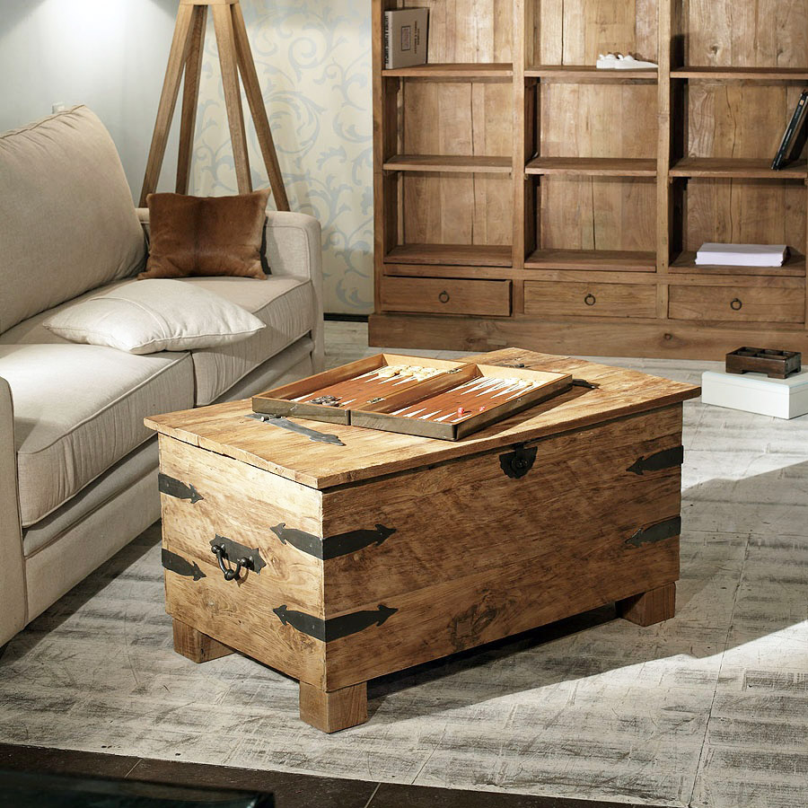 Drvena kutija umjesto stolića na selu