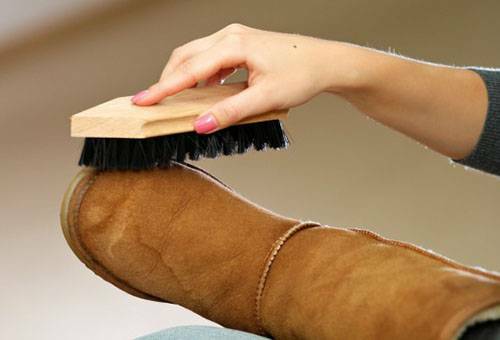Hvordan man rengør ugg støvlerne fra pletter og pletter derhjemme?
