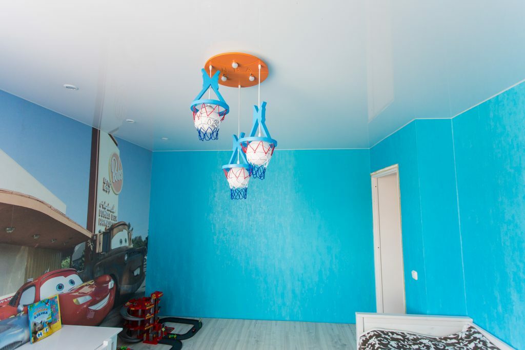 Kinderlamp op een gelijkvloers spanplafond