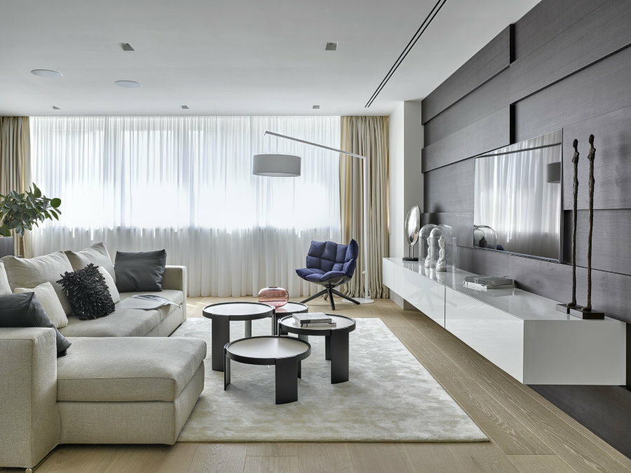 Hengende møbler i en stue i moderne stil