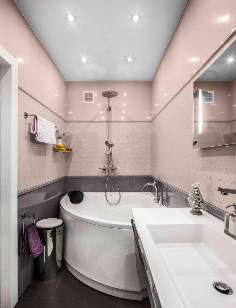 Vaaleanpunaiset seinät kompaktissa kylpyhuoneessa