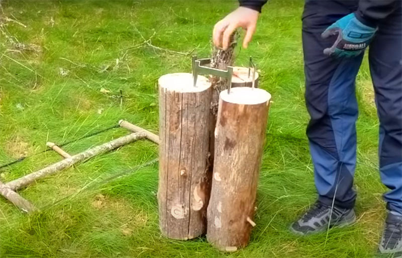 Deadwood is placed in the central gap between the logs for ignition. He studies quickly and after a few minutes the Finnish candle is ready, you can warm a saucepan on it, but for a barbecue you should wait a little until the fire makes the distance between the wood more and coals are formed, which give necessary heat