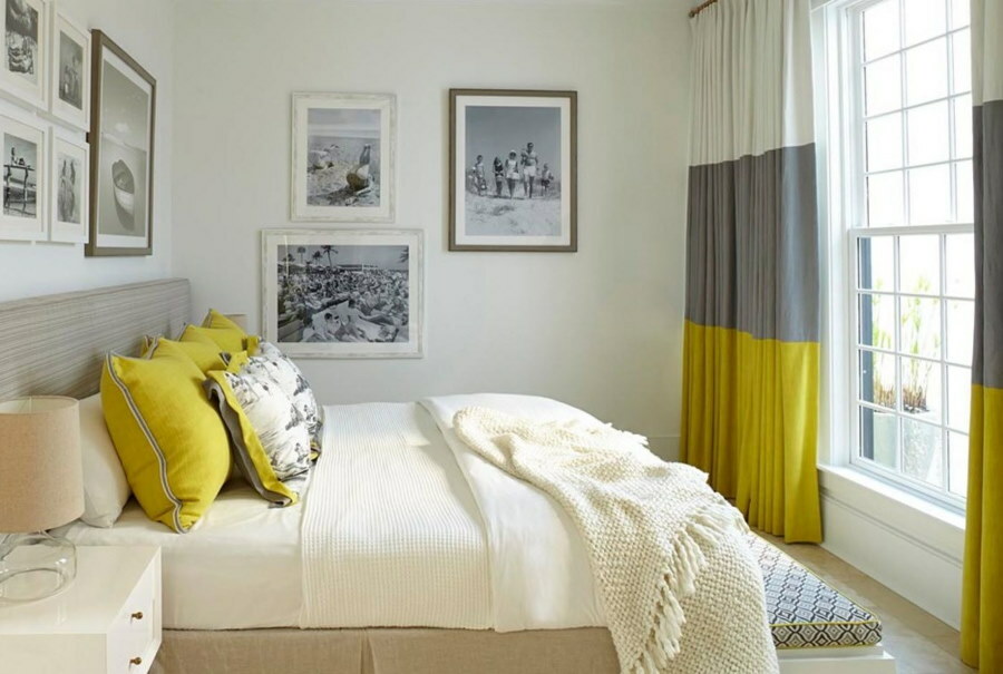 Cuscini gialli in un'accogliente camera da letto