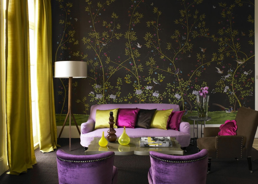 Šviesiai violetinė sofa priešais sieną su vinilo tapetais