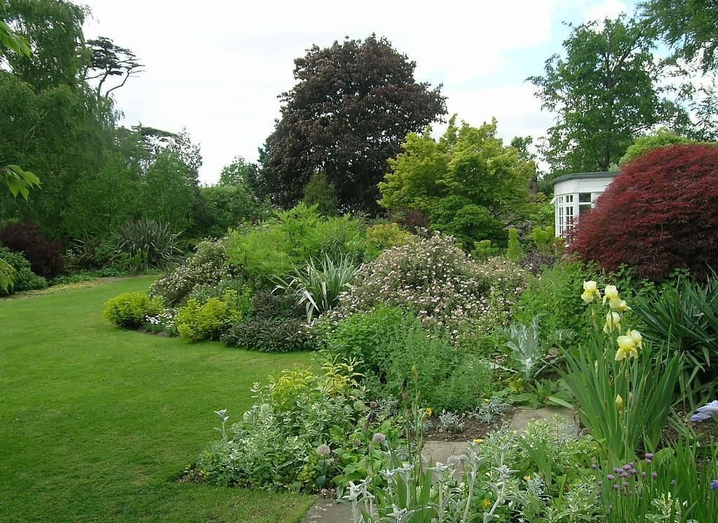 The natural style of the garden plot