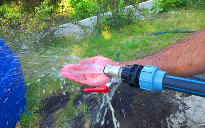 Jos vesi on liian likaista, käytä automaattisia pumppuja, ainakin kunnes kaivo on puhdas.