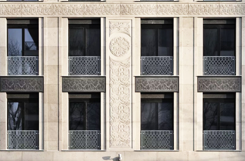 Panoramic windows are protected by grilles with openwork carving