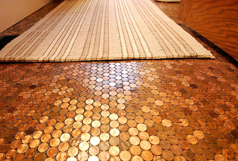 Se hai accumulato molte vecchie monete inutilizzabili, puoi usarle per installare il pavimento. Le monete possono essere sostituite con tappi di birra o altre curiosità luminose e brillanti