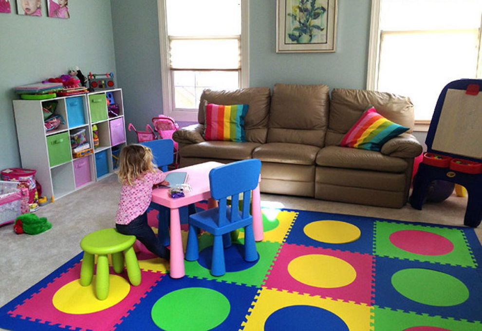 Zona vaikų kambarys su minkštu kilimu