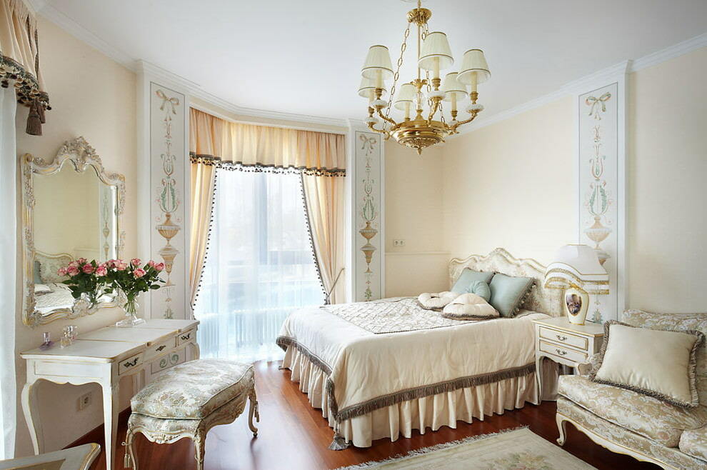 Arranjo de móveis em um quarto de estilo clássico