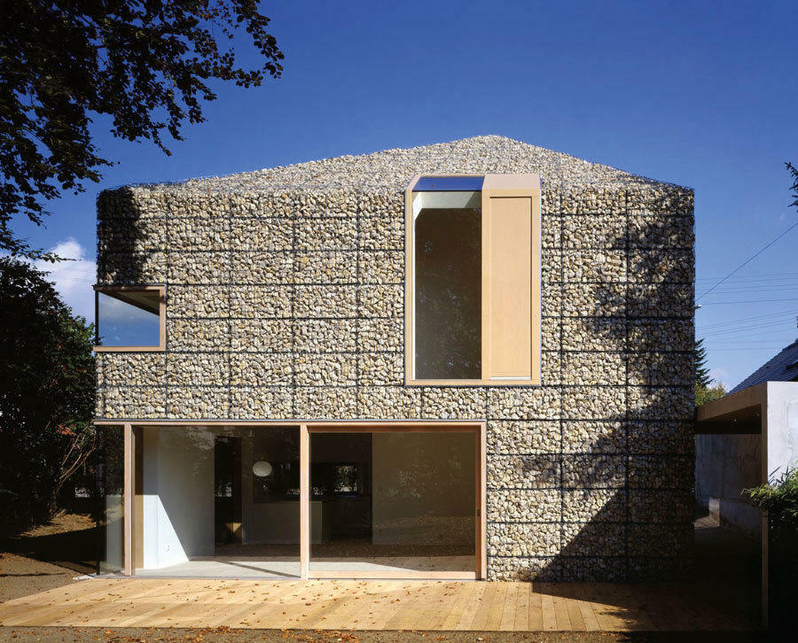 Lauku māja ar gabiona fasādi
