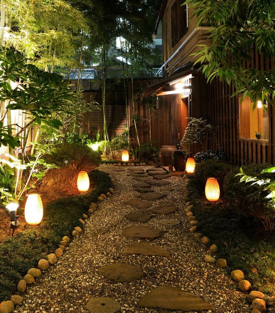 Illuminazione decorativa del percorso secondario in giardino