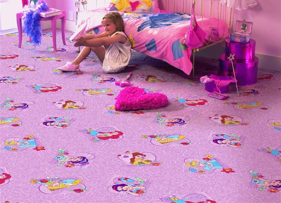 ילדה קטנה על צבעי שטיח הנחמדים