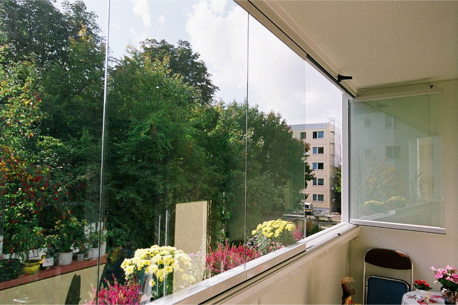 Skats no balkona ar bezrāmju stiklojumu