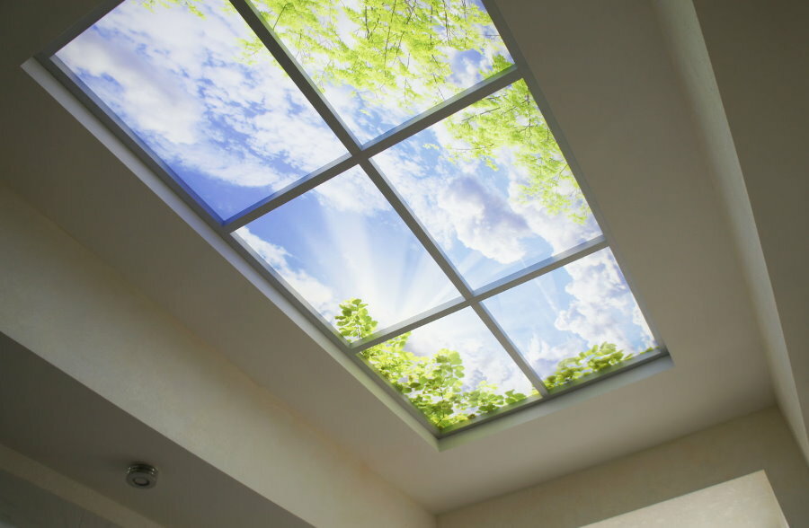 Imitácia skutočného okna na strope spálne