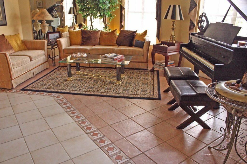 Kombinované kladenie dlaždíc na podlahu obývačky