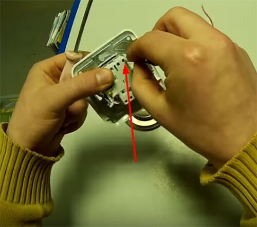 Una bombilla o Cómo conectar un interruptor de una tecla a una luz estacionaria