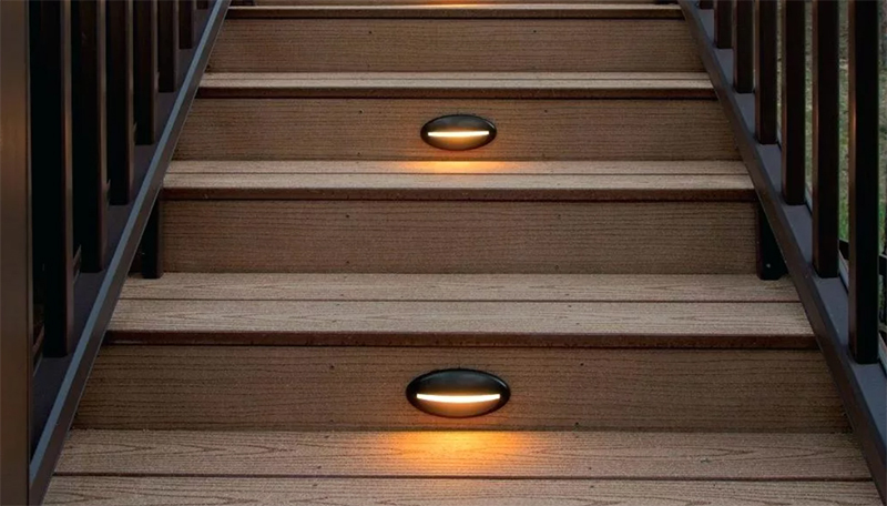 A spot világítás nagyon lenyűgözőnek tűnik. A világítási eszközök közvetlenül a lépcsőkbe telepíthetők