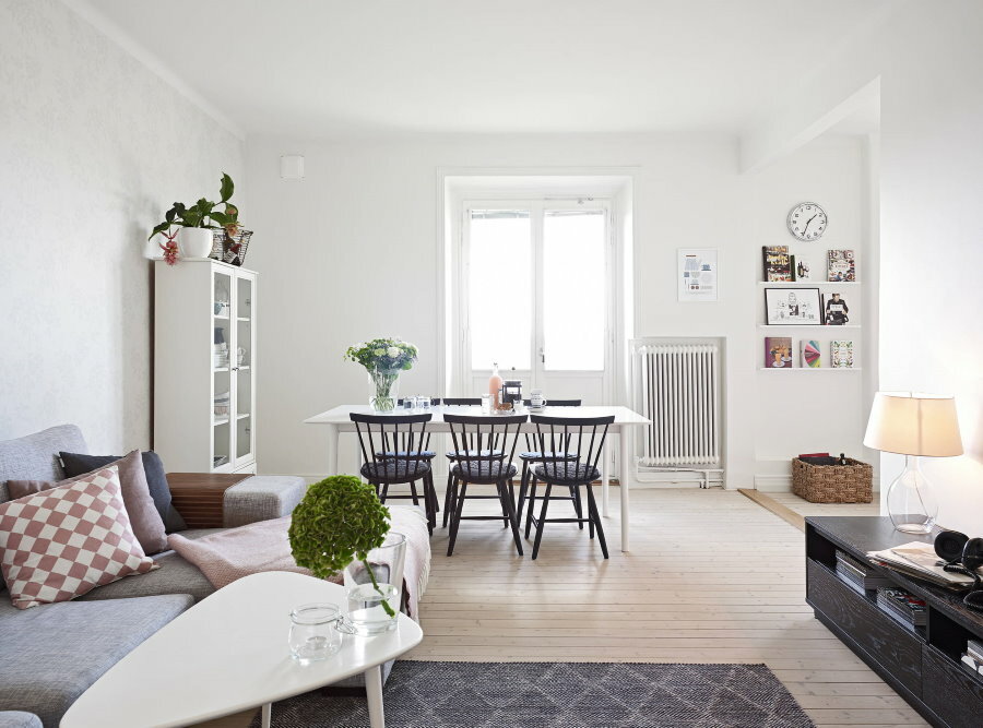 Helles Zimmer mit weißen Wänden im skandinavischen Stil