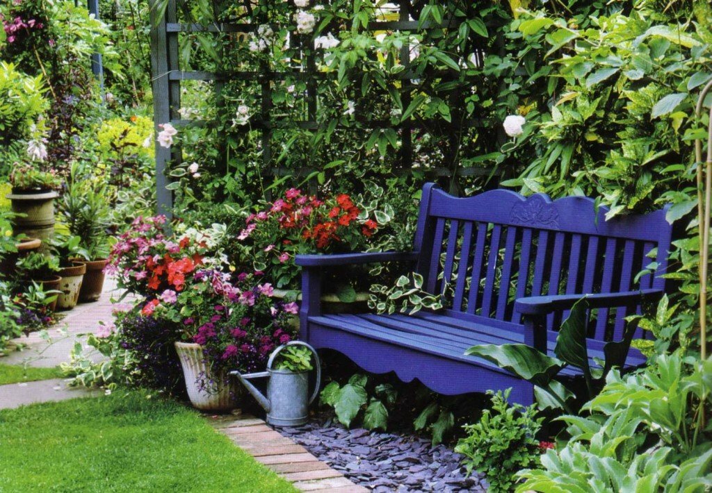 Modrá lavička ze dřeva poblíž dřevěných mříží