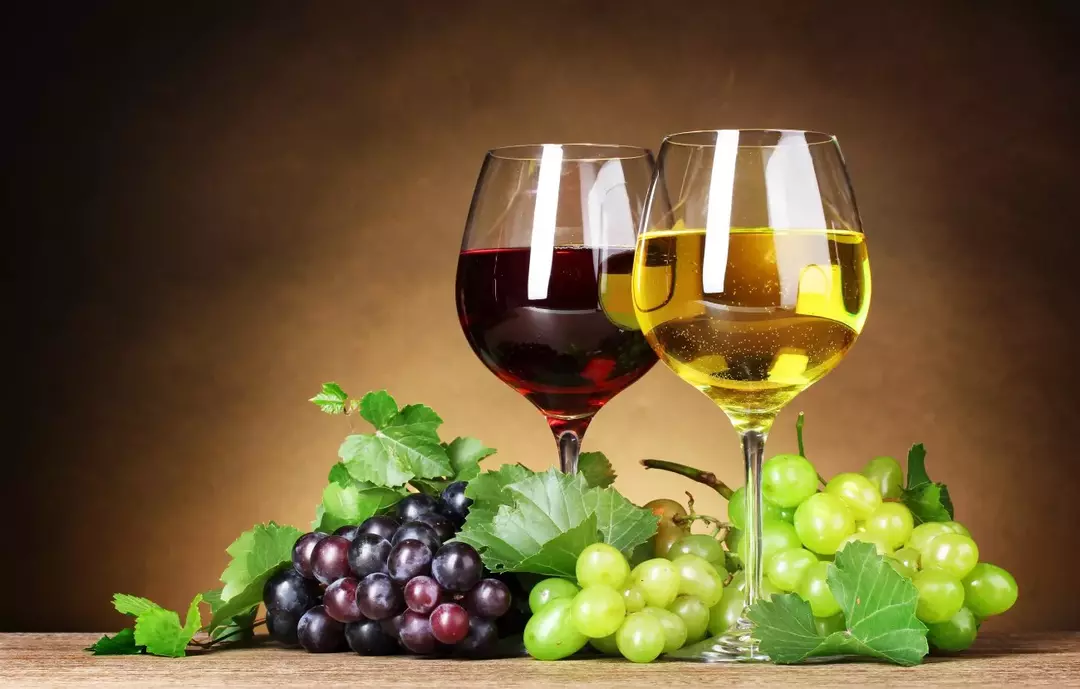 víno v pohároch