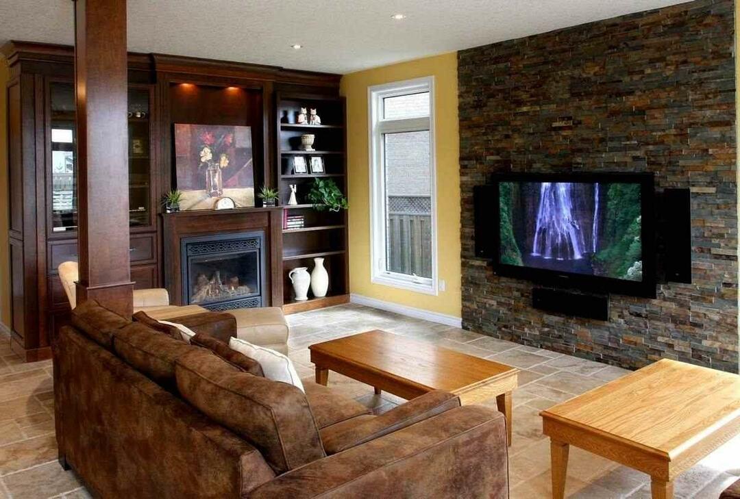 Dekoratīvais akmens dzīvojamās istabas interjerā: telpas dizaina apdares foto