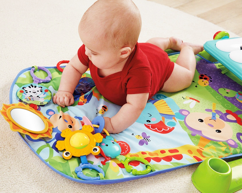 Ein solcher Teppich ermöglicht es dem Baby, unabhängig zu spielen und kreativ zu sein.