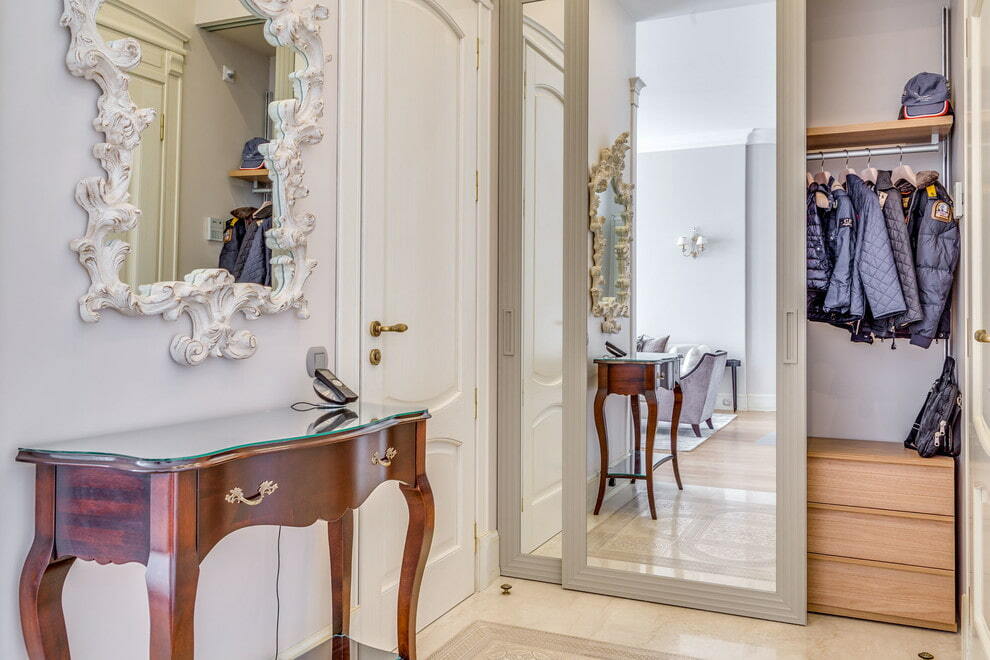 Speglad garderob i korridoren i klassisk stil