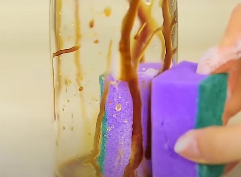 The second magnet fits into the second sponge in exactly the same way, and now you can wash the bottle or jar, even if there is no brush or your hand does not fit into the neck